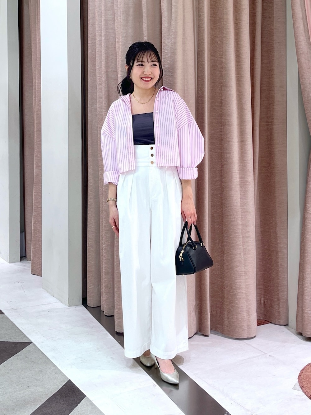 「ストライプシャツ、シャツ、デニム、バギーデニム」｜「La boutique BonBonの【3サイズ展開】ハイウエストバギーデニムパンツ（デニムパンツ、ホワイト系）」を使った、minamiさん（レディース・157cm）の春コーディネートの4枚目の写真