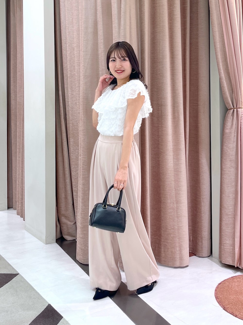 「ジャガード、ブラウス、ラッフルブラウス、ワイドパンツ、タックパンツ」｜「La boutique BonBonの【セットアップ可・最強愛され】カットジャガードフリルカラーブラウス（シャツ/ブラウス、ホワイト系）」を使った、minamiさん（レディース・157cm）の春コーディネートの2枚目の写真
