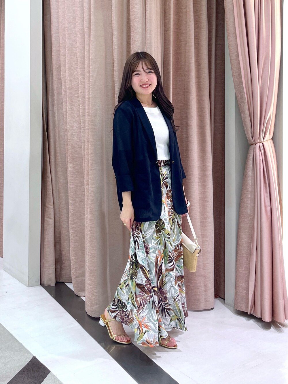 「リーフ柄、リゾート、スカート、メッシュジャケット、ジャケット、ジャケットコーデ」｜「La boutique BonBonの【オウレンティ】コンビショルダーバッグ（トートバッグ、ホワイト系）」を使った、minamiさん（レディース・157cm）の春コーディネートの5枚目の写真