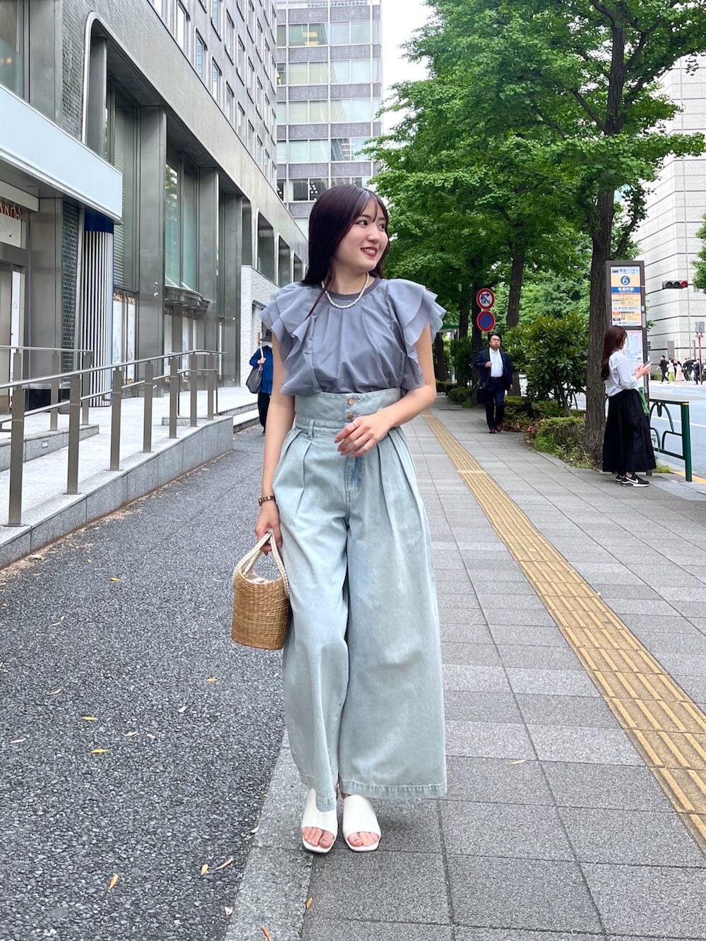 「La boutique BonBonの【miki監修】フリルチュールカットソー（Tシャツ/カットソー、グレー系）」を使った、minamiさん（レディース・157cm）の夏コーディネートの4枚目の写真