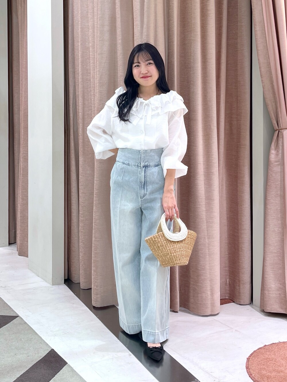 「ブラウス、リボンブラウス、フリルブラウス、デニム」｜「La boutique BonBonの【美脚見え】バックレースアップデニムワイドパンツ（デニムパンツ、ブルー系）」を使った、minamiさん（レディース・157cm）の春コーディネートの4枚目の写真