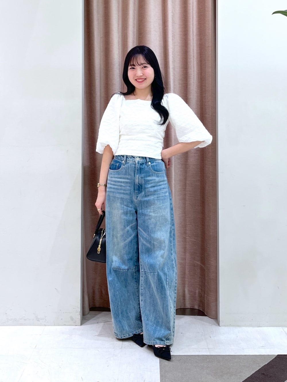 「ブラウス、ジャガード、ボリュームスリーブ、デニム、カーブデニム」｜「La boutique BonBonのワイドデニム（デニムパンツ、ブルー系）」を使った、minamiさん（レディース・157cm）の春コーディネートの2枚目の写真
