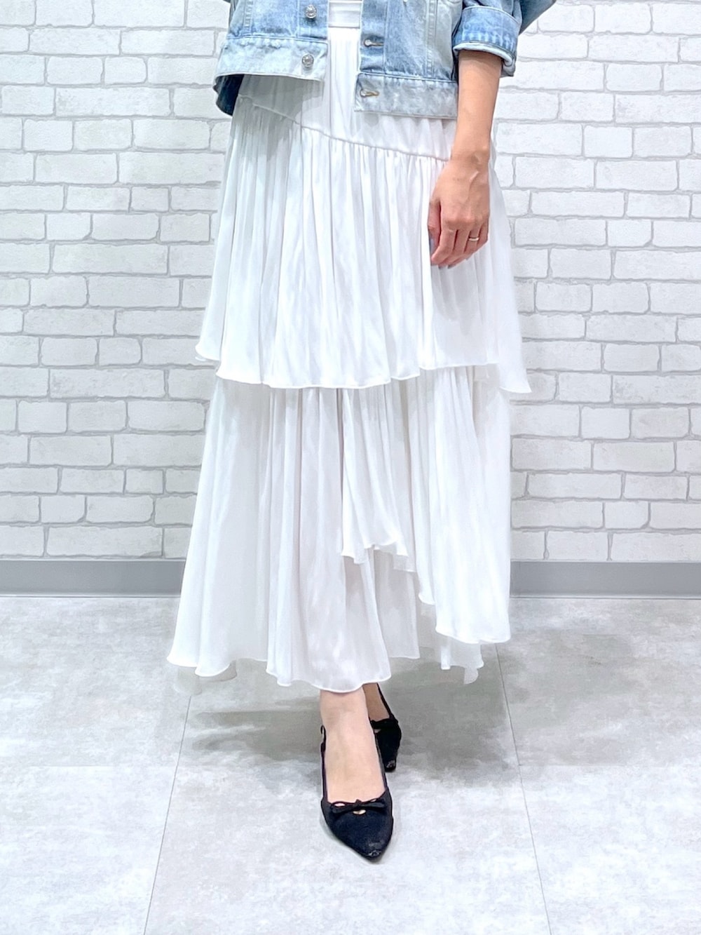 「ジャケット、デニムジャケット、デニムコーデ、デニムスタイル、ジャケットスタイル、ティアードスカート、夏ルックで気分アップ」｜「La boutique BonBonの【miki監修・360°カワイイ】パール付デニムジャケット（デニムジャケット、ブルー系）」を使った、minamiさん（レディース・157cm）の夏コーディネートの7枚目の写真