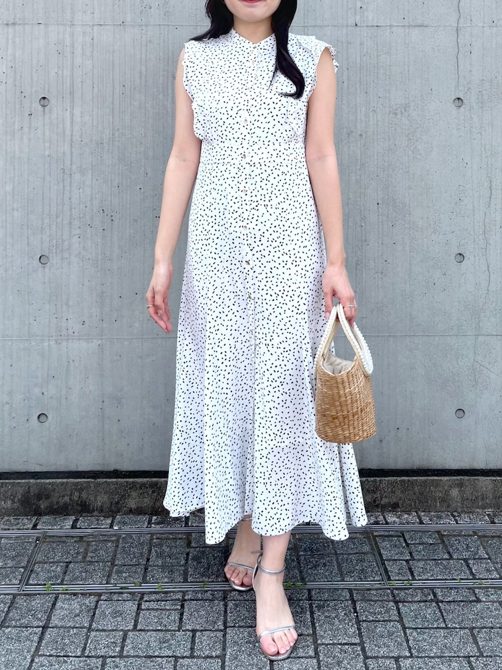 「ワンピース、スクエアドット、マーメイドワンピース、マーメイド、大人ワンピ、かごバッグ」｜「La boutique BonBonの【ご好評につき復刻】パールハンドルバスケットS/チェーン付（かごバッグ、ベージュ系）」を使った、minamiさん（レディース・157cm）の春コーディネートの2枚目の写真