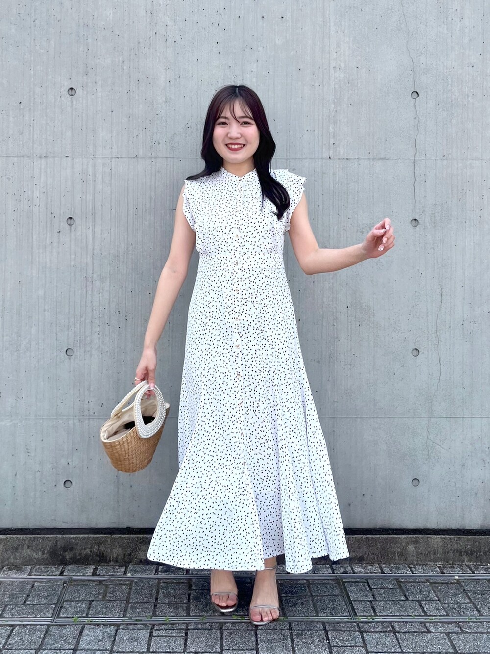 「ワンピース、スクエアドット、マーメイドワンピース、マーメイド、大人ワンピ、かごバッグ」｜「La boutique BonBonの【ご好評につき復刻】パールハンドルバスケットS/チェーン付（かごバッグ、ベージュ系）」を使った、minamiさん（レディース・157cm）の春コーディネートの5枚目の写真