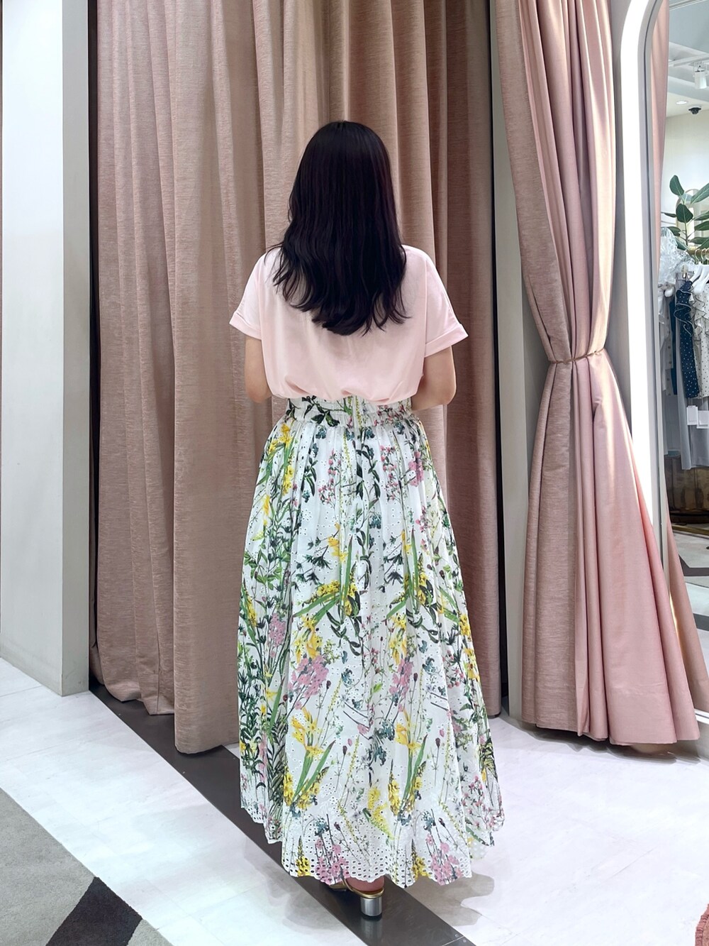 ホワイト系のスカート、ピンク系のTシャツ/カットソー、ベージュ系のトートバッグを着用したレディースの夏コーディネートの6枚目の写真