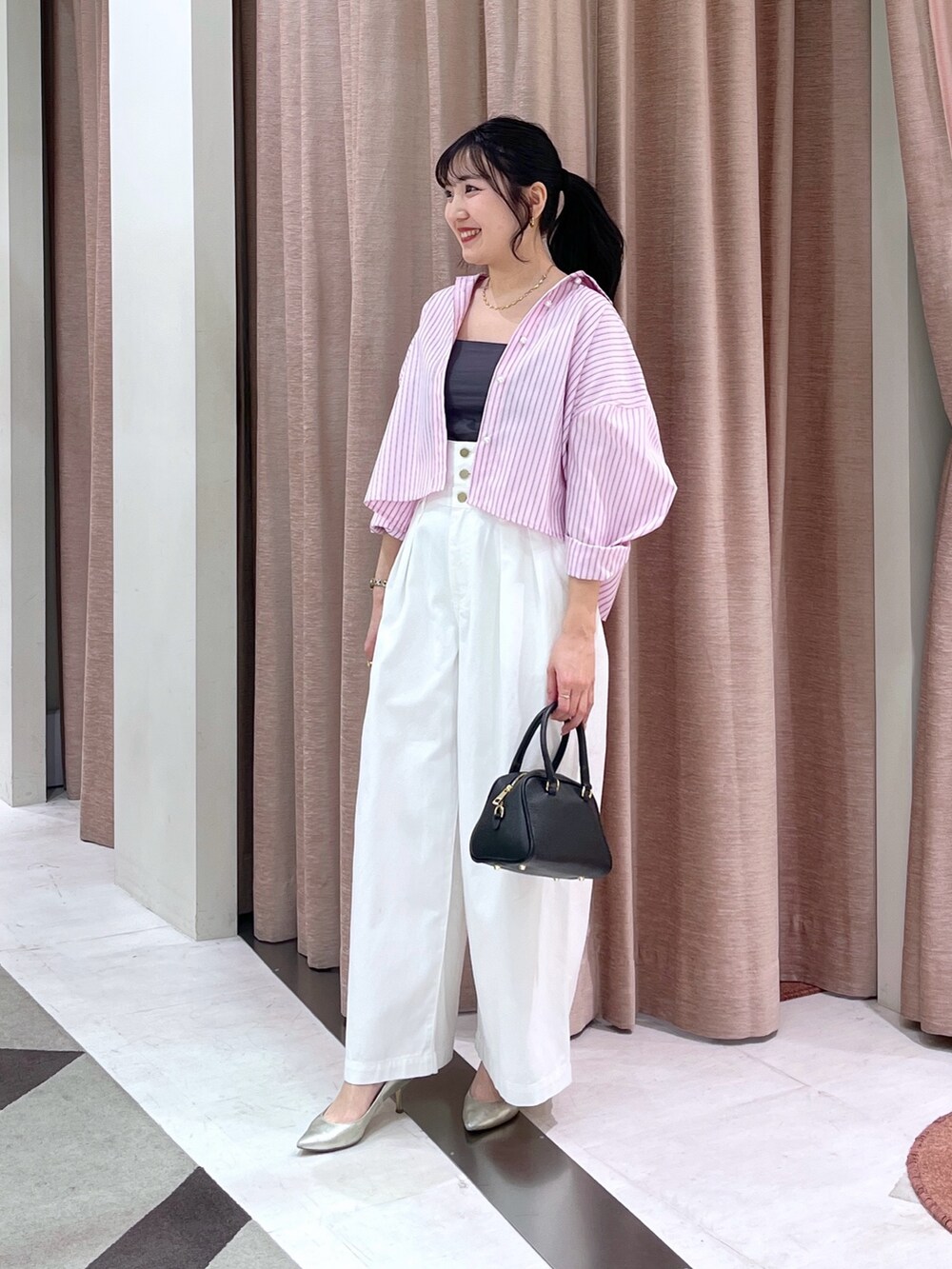 「ストライプシャツ、シャツ、デニム、バギーデニム」｜「La boutique BonBonの【3サイズ展開】ハイウエストバギーデニムパンツ（デニムパンツ、ホワイト系）」を使った、minamiさん（レディース・157cm）の春コーディネートの3枚目の写真