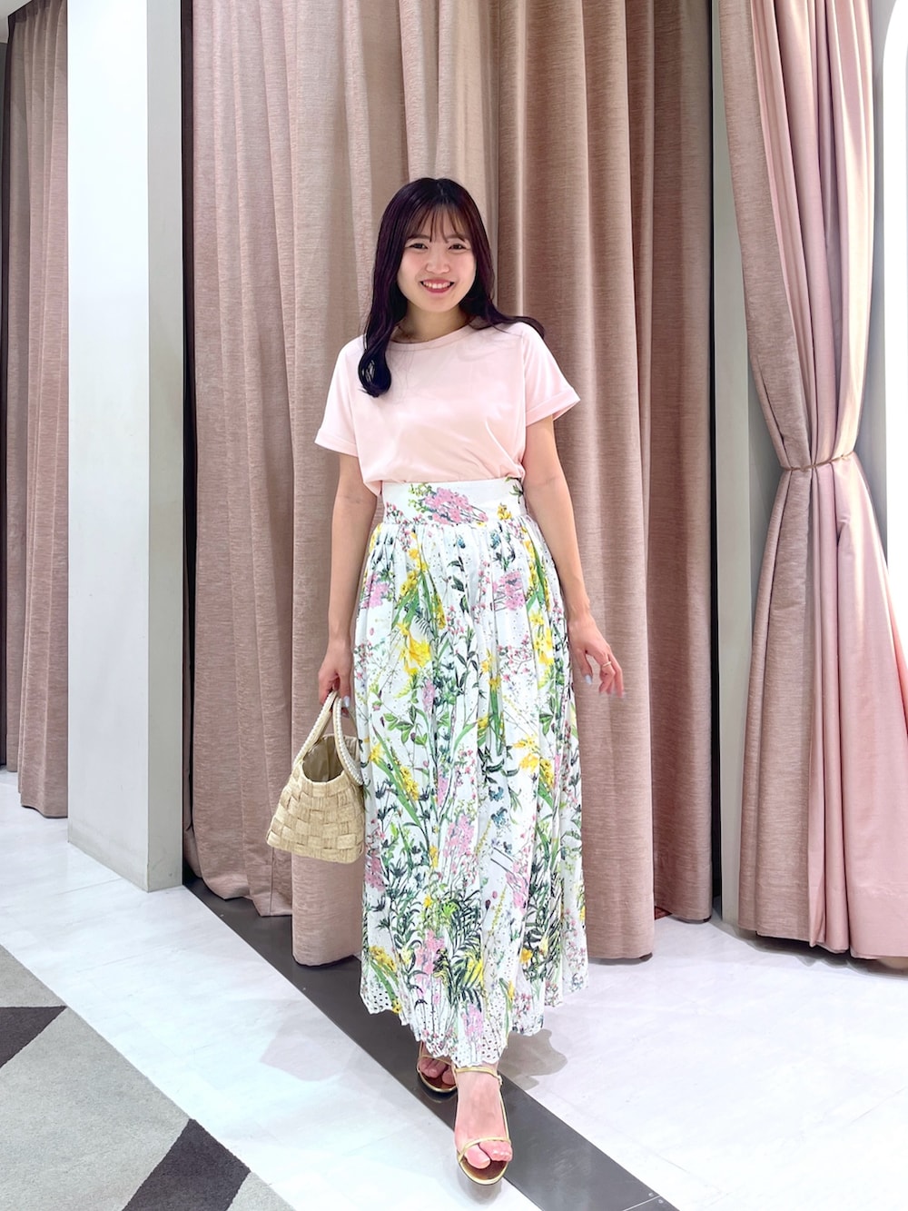 ホワイト系のスカート、ピンク系のTシャツ/カットソー、ベージュ系のトートバッグを着用したレディースの夏コーディネートの5枚目の写真