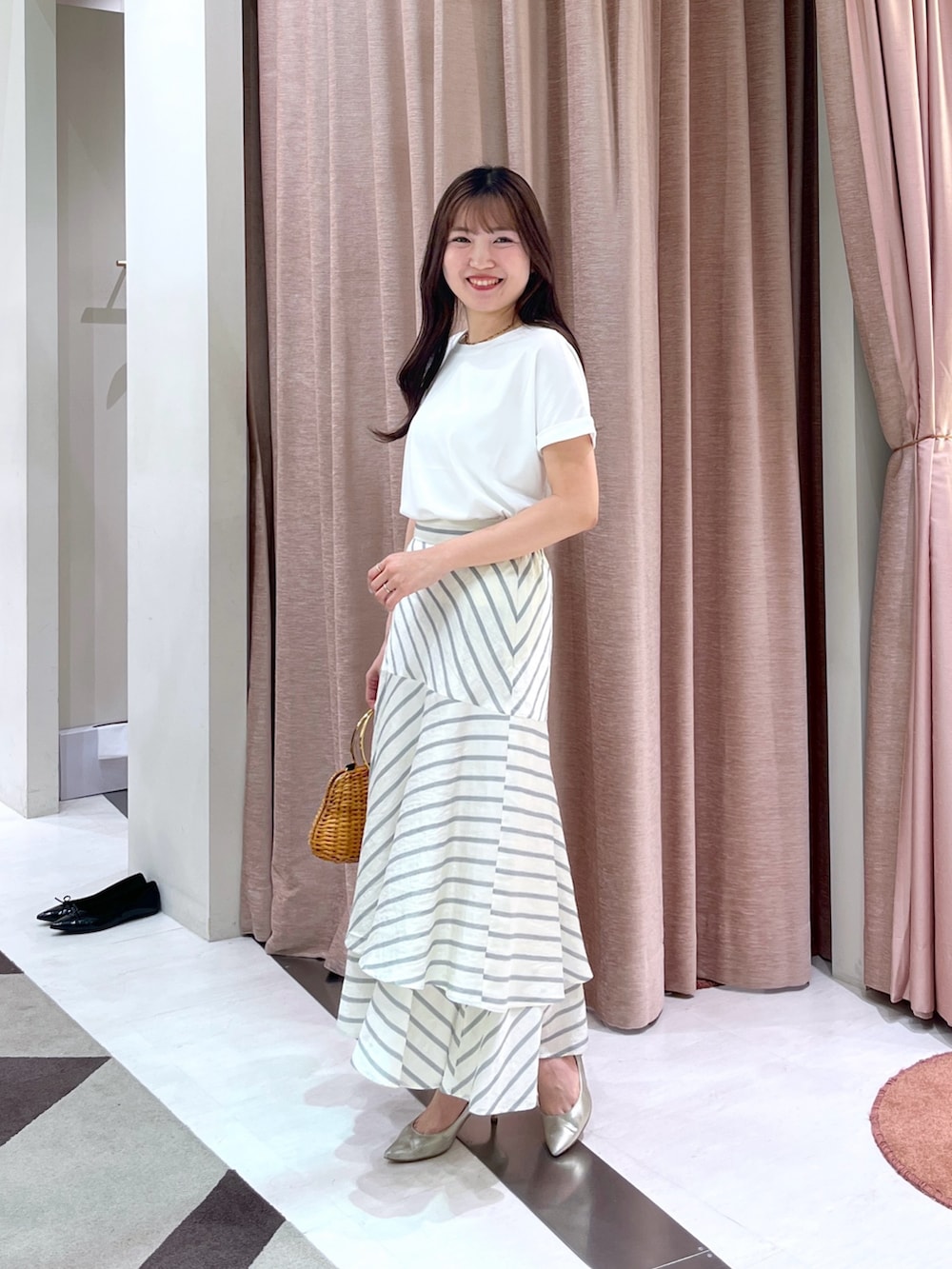「Tシャツ、白Tシャツ、白T、Tシャツコーデ、ティアードスカート」｜「La boutique BonBonの【美シルエット】ストライプティアードスカート（スカート、ホワイト系）」を使った、minamiさん（レディース・157cm）の春コーディネートの5枚目の写真