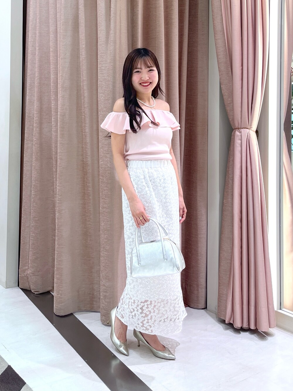 「オフショル、クールタッチ、UVカット、オフショルニット」｜「La boutique BonBonの【セットアップ可】チュール小花刺繍スカート（スカート、ホワイト系）」を使った、minamiさん（レディース・157cm）の春コーディネートの4枚目の写真