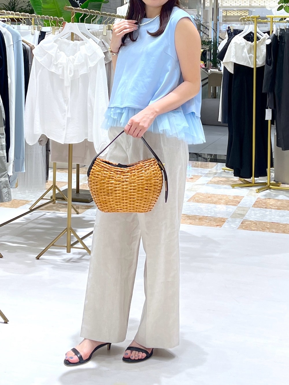 「La boutique BonBonのティアードチュールコンビカットソー（Tシャツ/カットソー、ブルー系）」を使った、minamiさん（レディース・157cm）の夏コーディネートの2枚目の写真