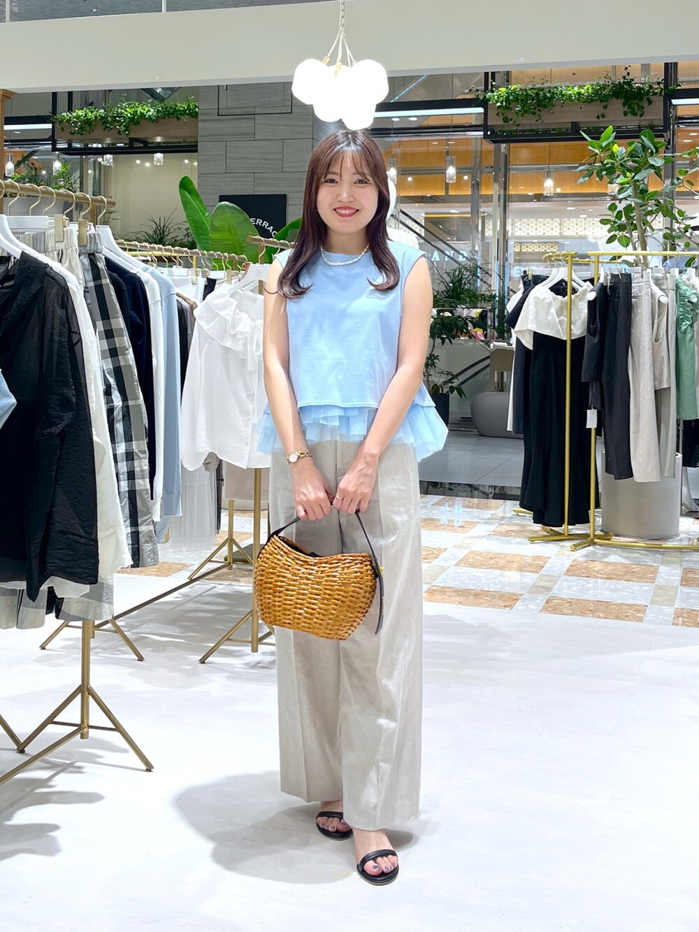 「La boutique BonBonのティアードチュールコンビカットソー（Tシャツ/カットソー、ブルー系）」を使った、minamiさん（レディース・157cm）の夏コーディネートの5枚目の写真