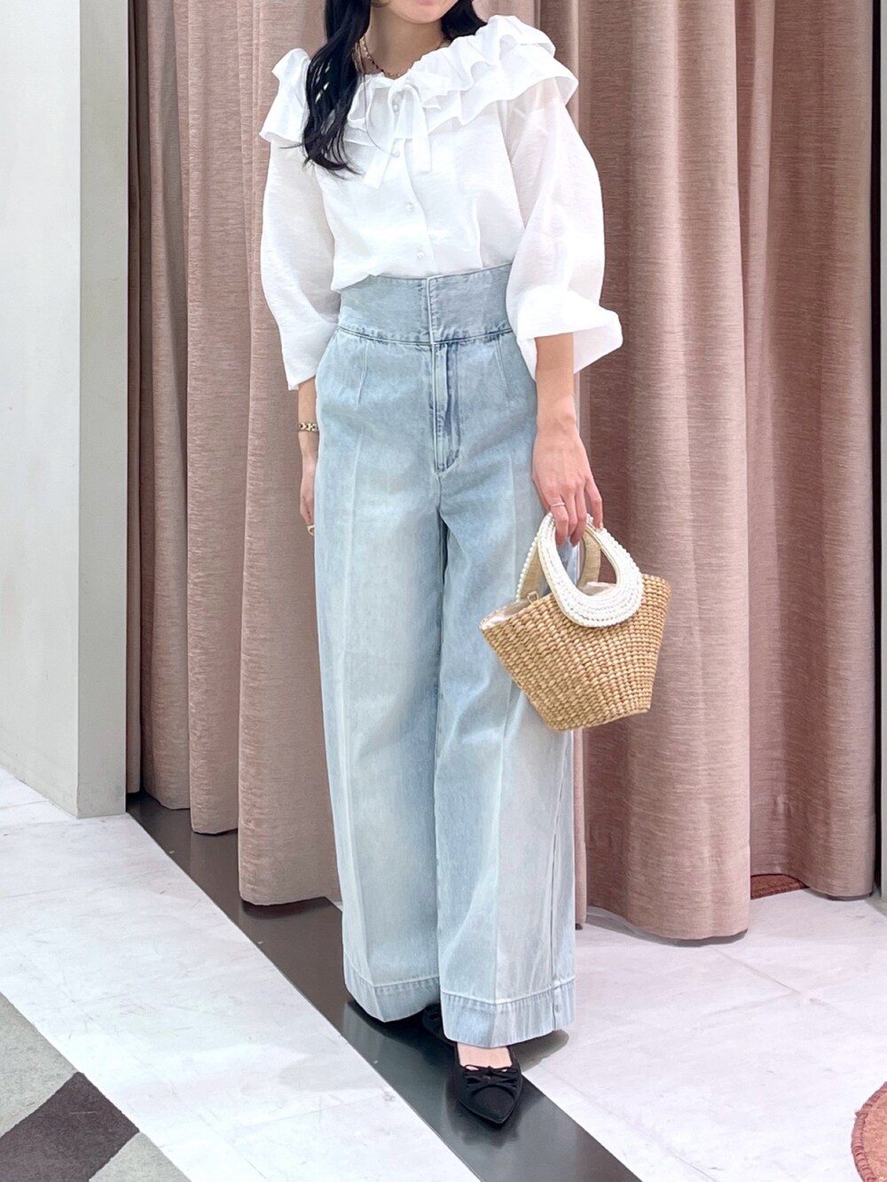 「ブラウス、リボンブラウス、フリルブラウス、デニム」｜「La boutique BonBonの【美脚見え】バックレースアップデニムワイドパンツ（デニムパンツ、ブルー系）」を使った、minamiさん（レディース・157cm）の春コーディネートの3枚目の写真