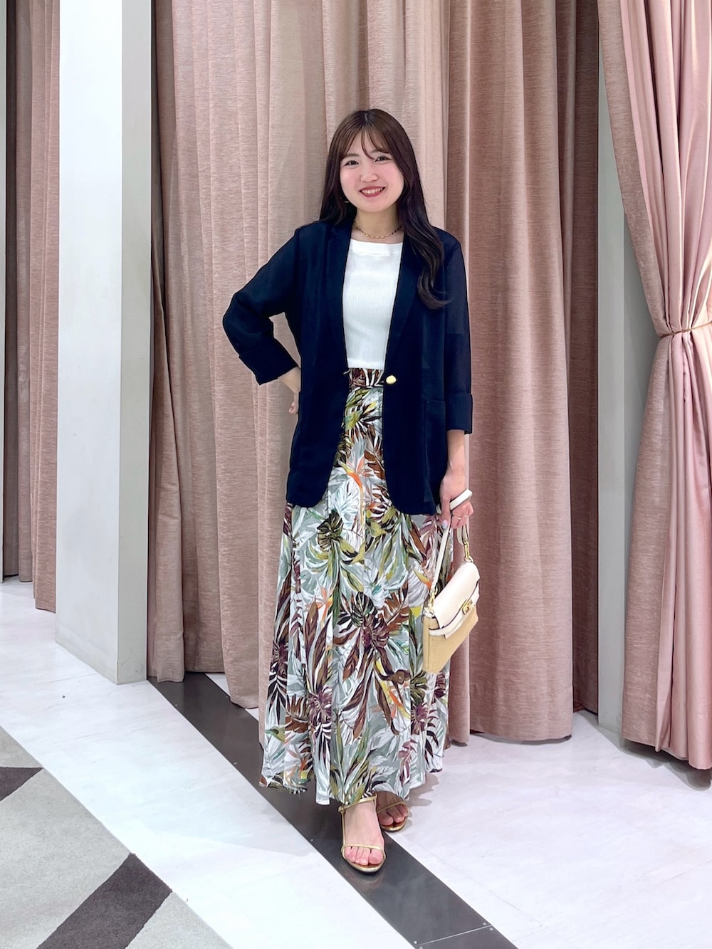 「リーフ柄、リゾート、スカート、メッシュジャケット、ジャケット、ジャケットコーデ」｜「La boutique BonBonの【オウレンティ】コンビショルダーバッグ（トートバッグ、ホワイト系）」を使った、minamiさん（レディース・157cm）の春コーディネートの4枚目の写真