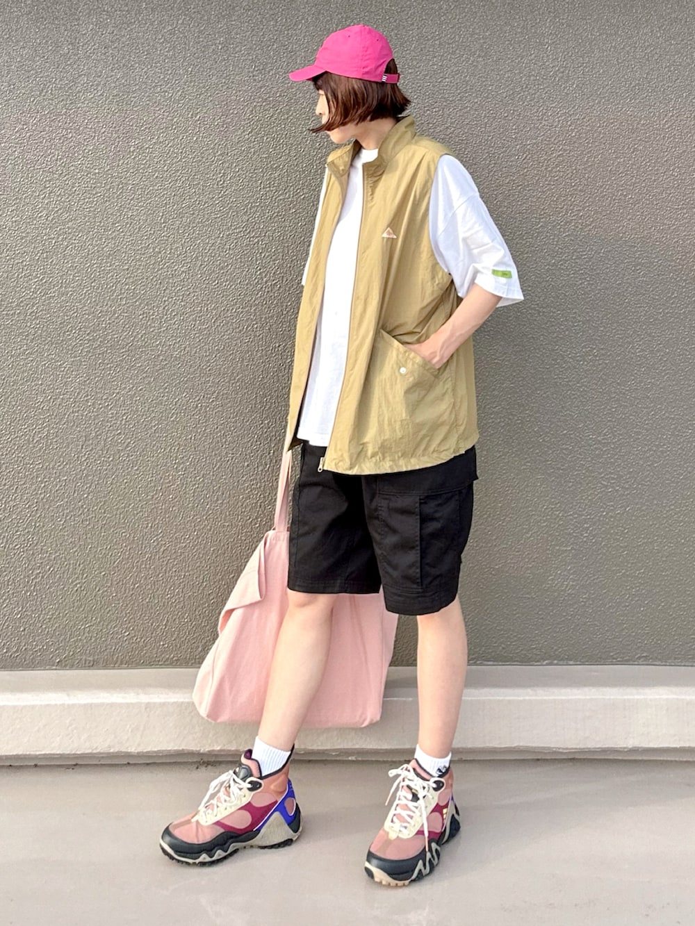 「フェススタイル、アウトドアスタイル、梅雨のハーフパンツ祭り、フェスコーデ、夏コーデ、ストリート、ストリートコーデ、ベスト、カジュアルコーデ、ハーフパンツ、カーゴパンツ、スニーカーコーデ、スニーカー女子、着回しコーデ、メンズライク」｜「adidasのアディクロス ハイ【adidas Golf/アディダスゴルフ】（スニーカー、ブラウン系）」を使った、Leecoさん（レディース・164cm）の夏コーディネートの2枚目の写真