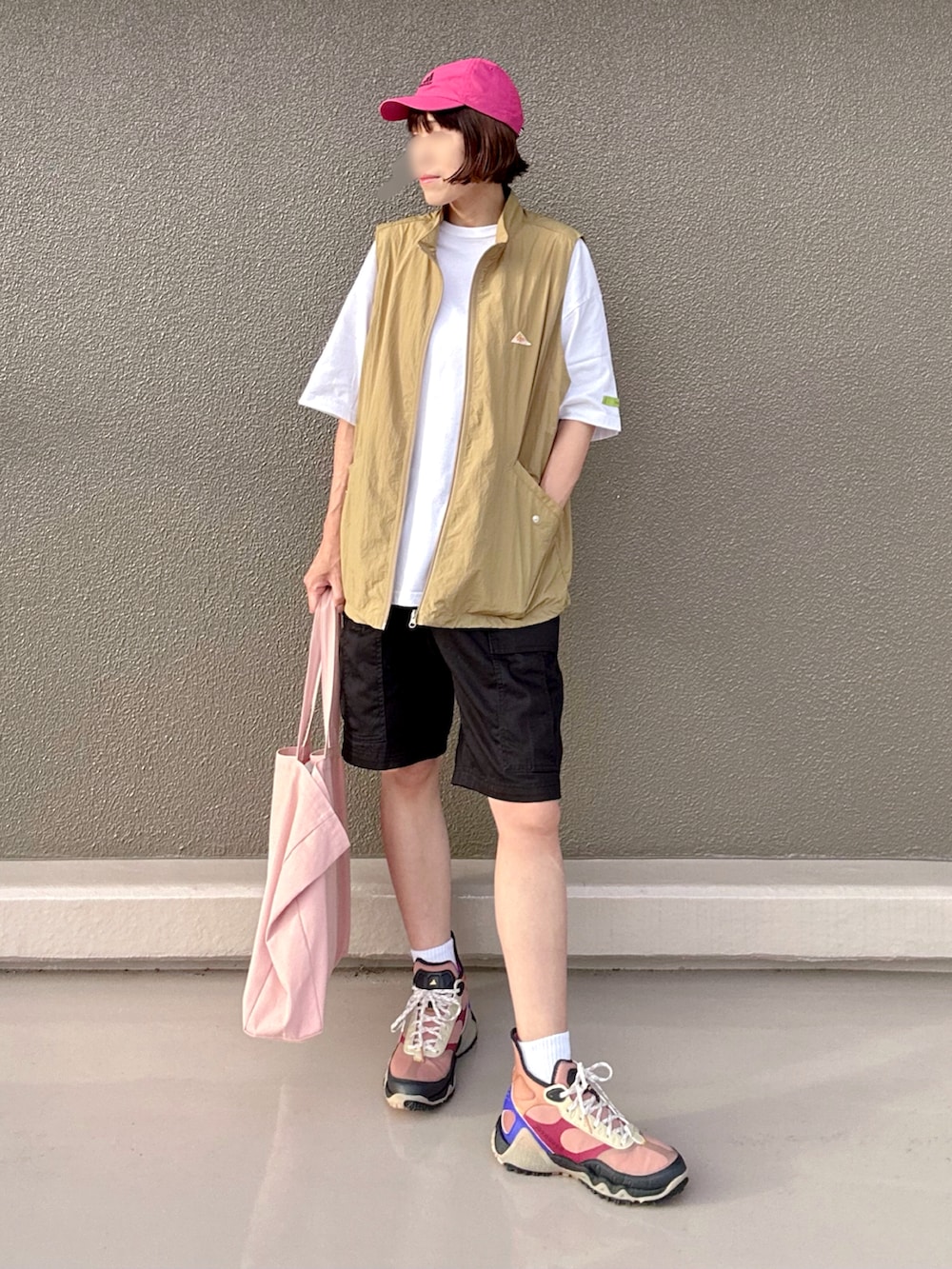 「フェススタイル、アウトドアスタイル、梅雨のハーフパンツ祭り、フェスコーデ、夏コーデ、ストリート、ストリートコーデ、ベスト、カジュアルコーデ、ハーフパンツ、カーゴパンツ、スニーカーコーデ、スニーカー女子、着回しコーデ、メンズライク」｜「adidasのアディクロス ハイ【adidas Golf/アディダスゴルフ】（スニーカー、ブラウン系）」を使った、Leecoさん（レディース・164cm）の夏コーディネートの3枚目の写真