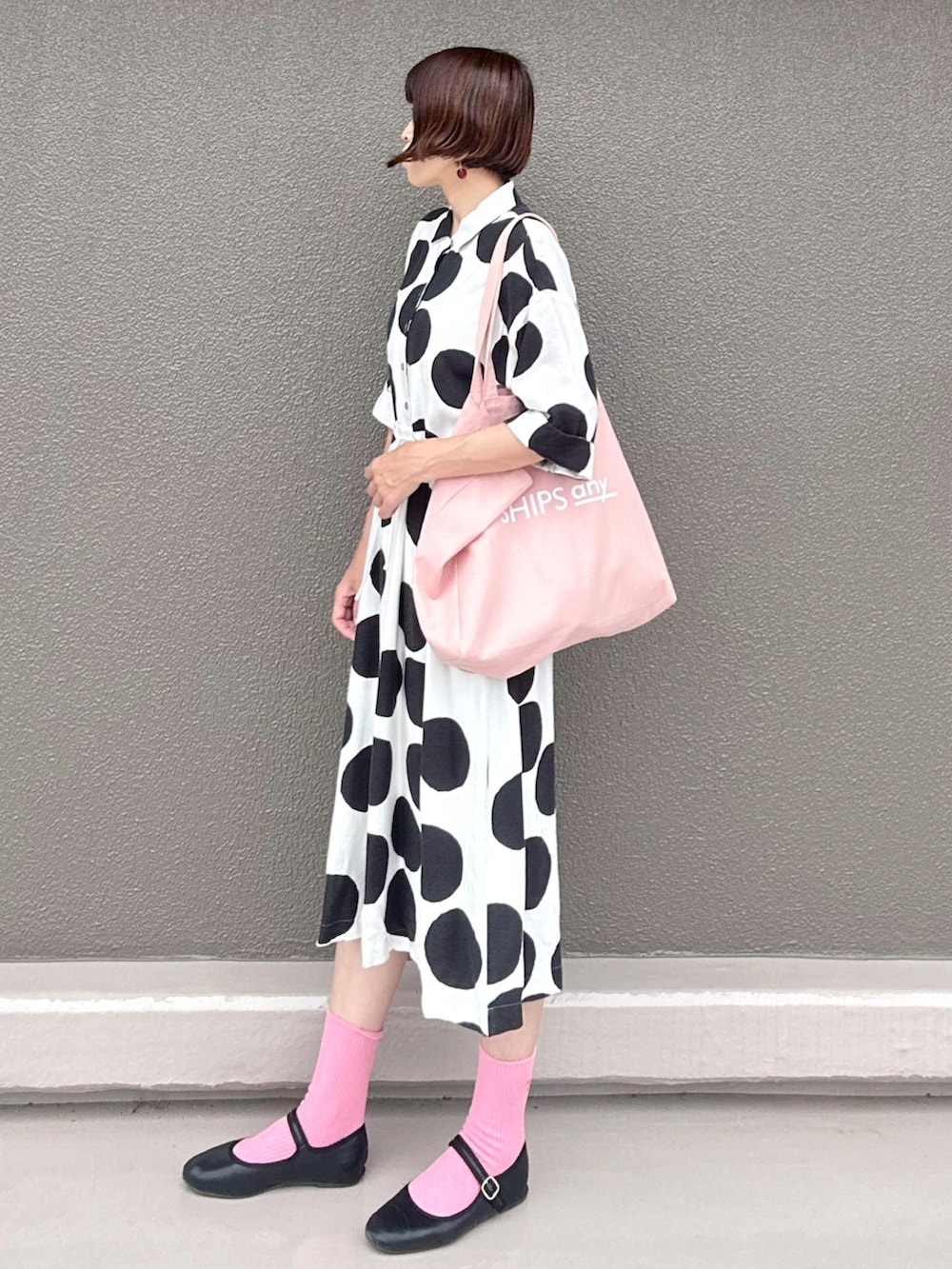 ホワイト系のワンピース、ブラック系のバレエシューズ、ピンク系のトートバッグを着用したレディースの夏コーディネートの2枚目の写真