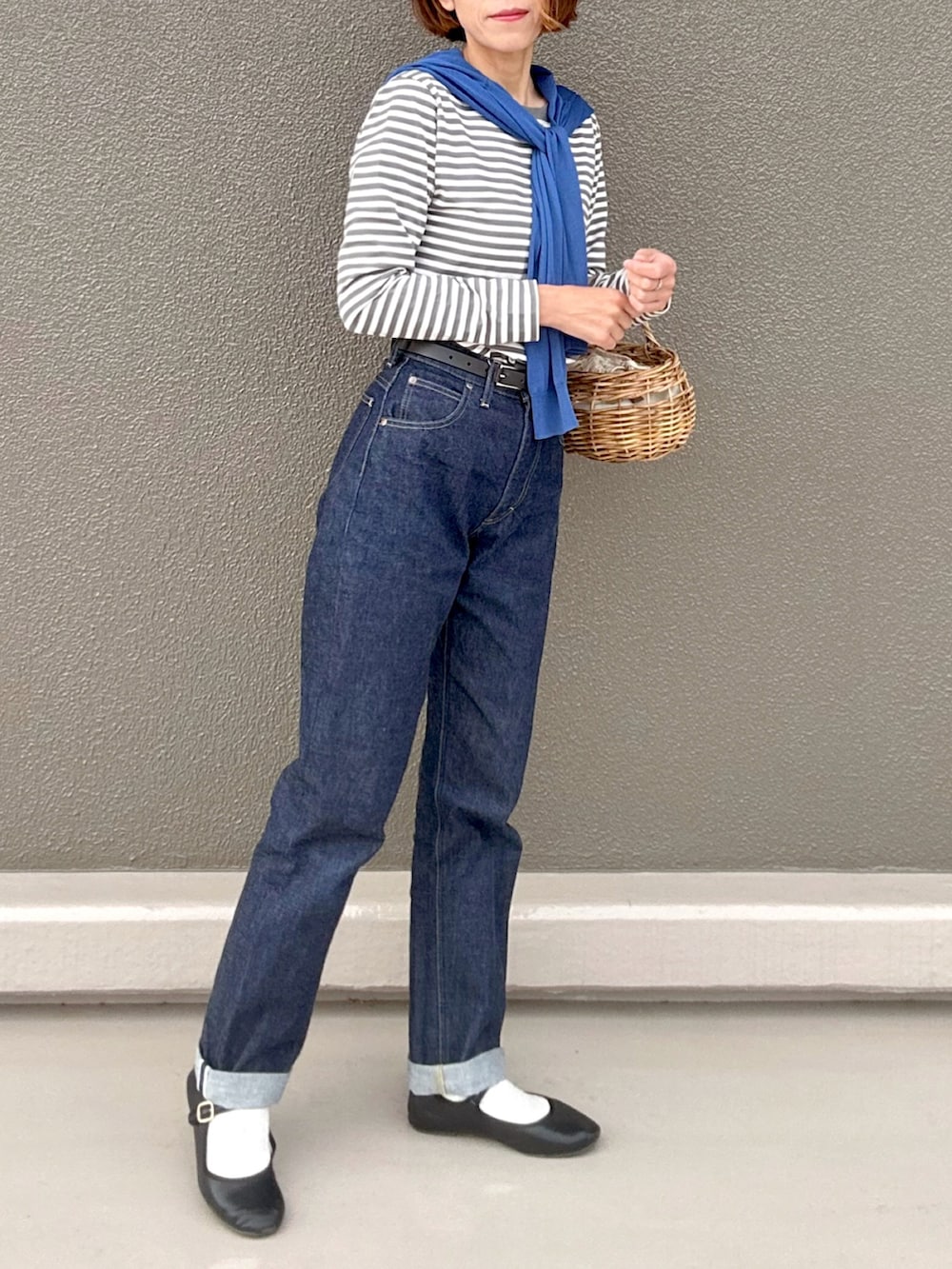 「ボーダー、デニム、デニムパンツ、シンプルコーデ、シンプル、かごバッグ、バレエシューズ、きれいめカジュアル、タックイン、着回しコーデ、アラフィフ、アラフィフコーデ、パンツスタイル、デニムコーデ」｜「無印良品の婦人　天竺編みクルーネック長袖Ｔシャツ（Tシャツ/カットソー、グレー系）」を使った、Leecoさん（レディース・164cm）の春コーディネートの3枚目の写真