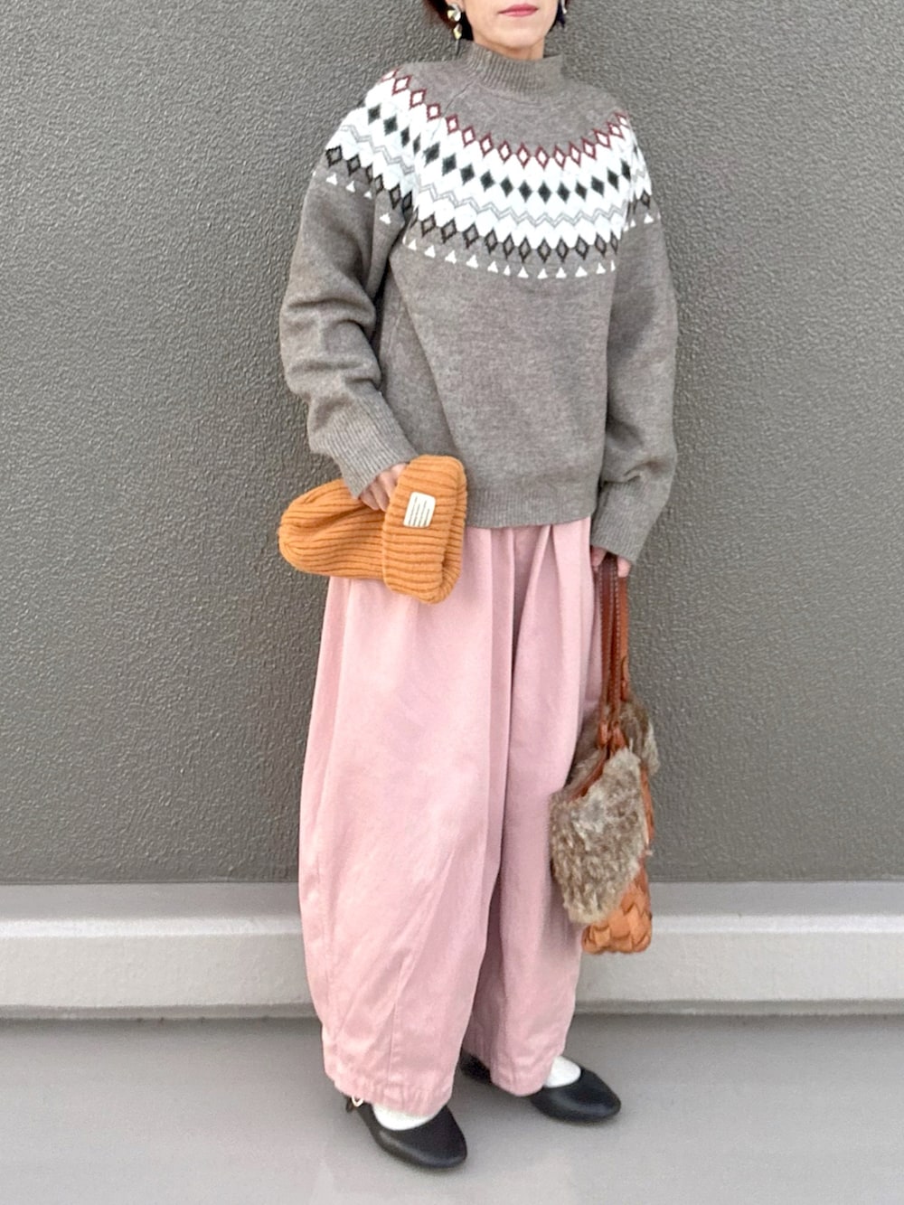 ブラック系のバレエシューズ、ベージュ系のニット/セーター、ピンク系のパンツを着用したレディースの冬コーディネートの3枚目の写真