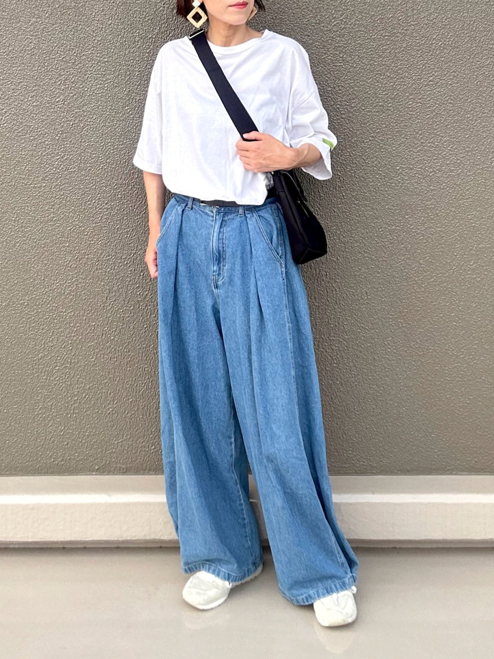 「白Tシャツ、デニム、夏コーデ、ゆるコーデ、カジュアル、ラフ、シンプルコーデ、ショルダーバッグ、スニーカー、Tシャツ、シンプル、シンプルスタイル、カジュアルコーデ、ラフコーデ、韓国ファッション」｜「BRADYのBrady | AVON（ショルダーバッグ、ブラック系）」を使った、Leecoさん（レディース・164cm）の夏コーディネートの2枚目の写真