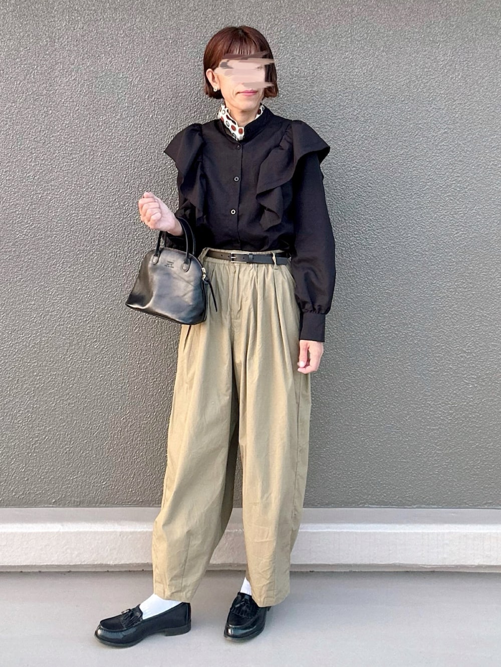 ベージュ系のチノパンツ、ブラック系のシャツ/ブラウス、ブラック系のボストンバッグを着用したレディースの秋コーディネートの3枚目の写真