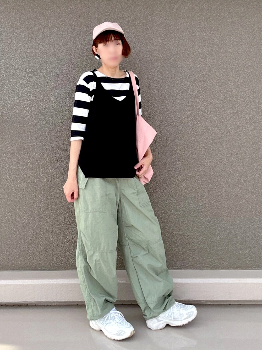 グリーン系のその他パンツ、ブラック系のトップス、ピンク系のトートバッグを着用したレディースの夏コーディネートの3枚目の写真