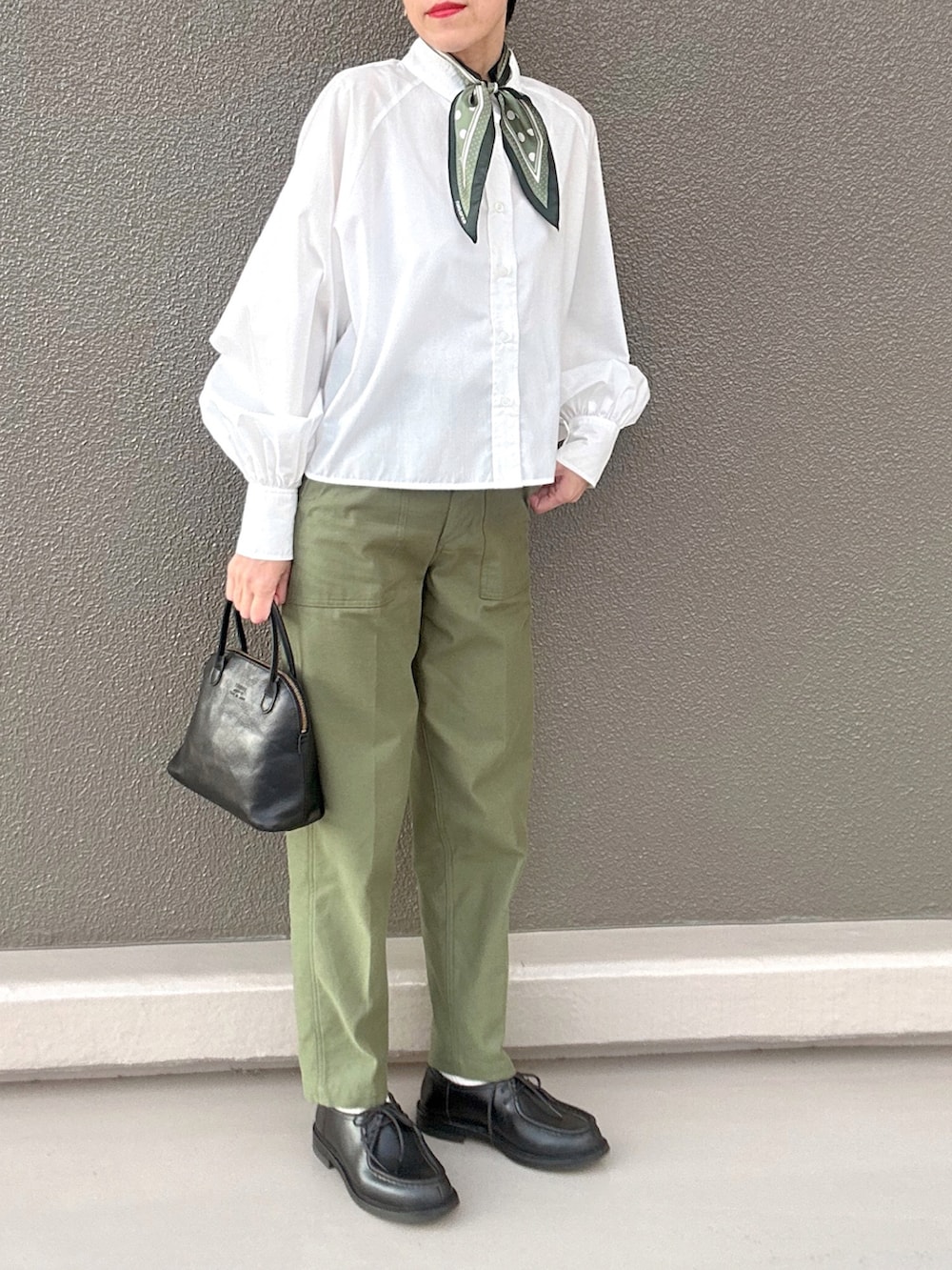 ホワイト系のシャツ/ブラウス、ブラック系のモカシン/デッキシューズ、グリーン系のその他パンツを着用したレディースの春コーディネートの2枚目の写真