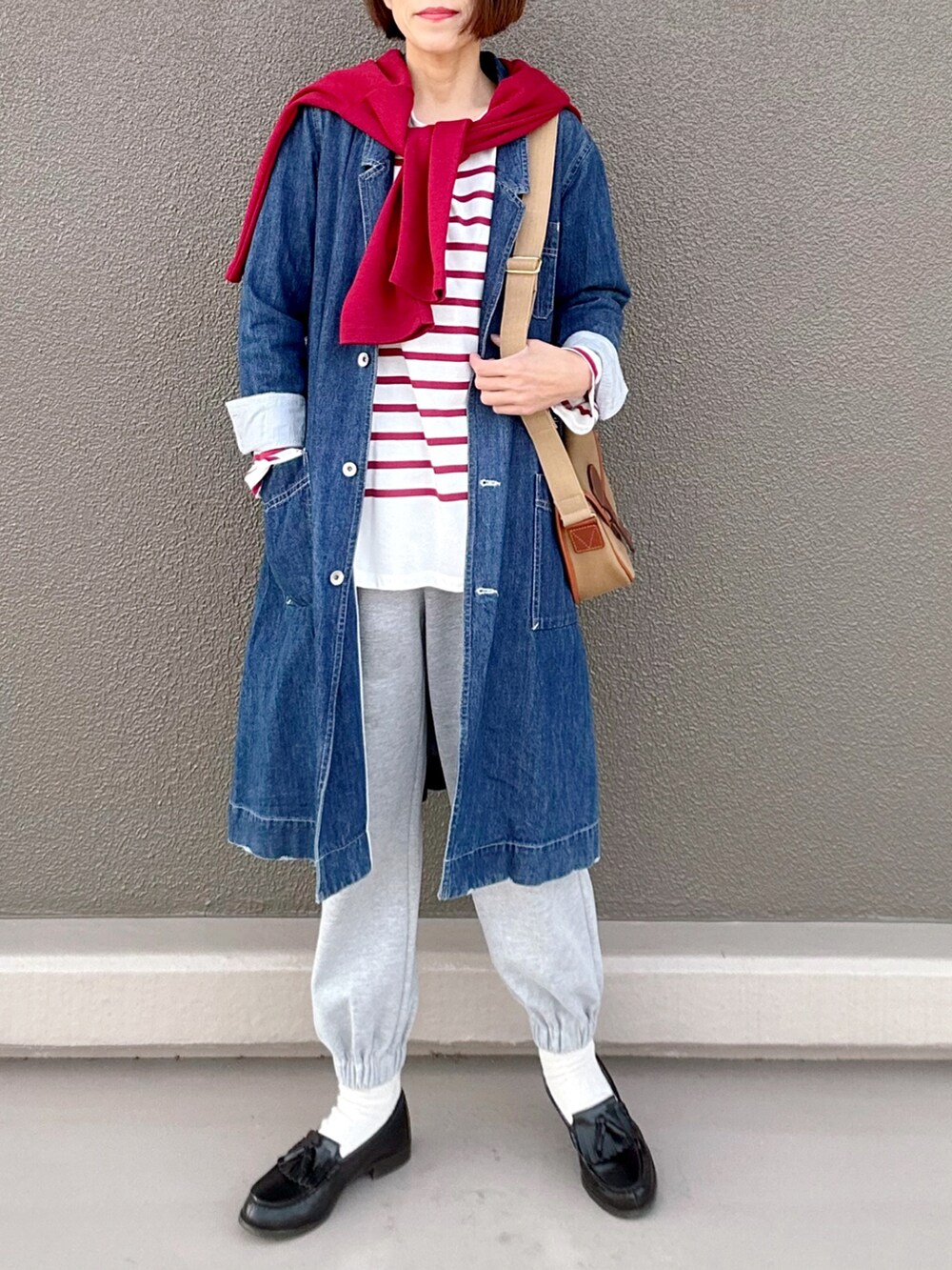 レッド系のカーディガン/ボレロ、ホワイト系のTシャツ/カットソー、ブルー系のジャケット/アウターを着用したレディースの春コーディネートの2枚目の写真