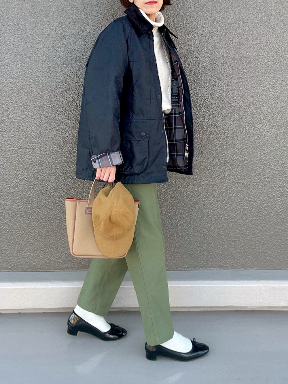 ブルー系のブルゾン、グリーン系のその他パンツ、ブラック系のバレエシューズを着用したレディースの冬コーディネートの3枚目の写真