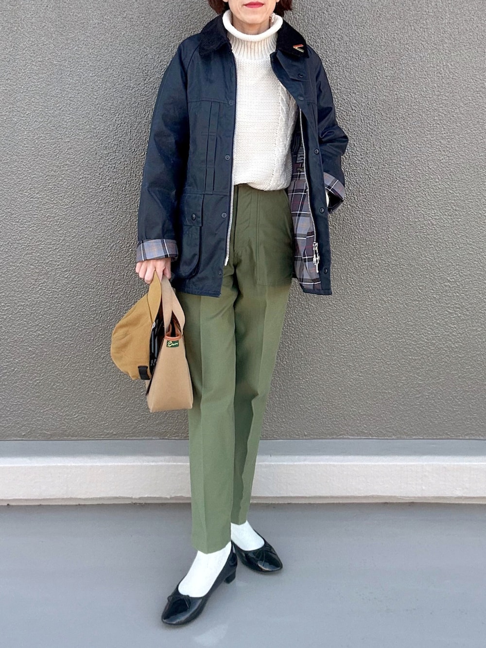 ブルー系のブルゾン、グリーン系のその他パンツ、ブラック系のバレエシューズを着用したレディースの冬コーディネートの2枚目の写真