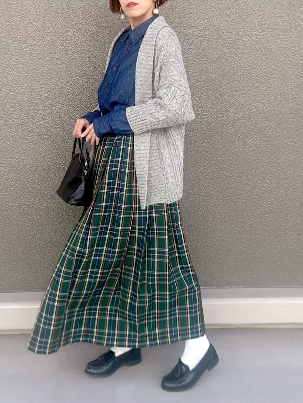 ブルー系のシャツ/ブラウス、グリーン系のスカート、ブラック系のボストンバッグを着用したレディースの冬コーディネートの2枚目の写真