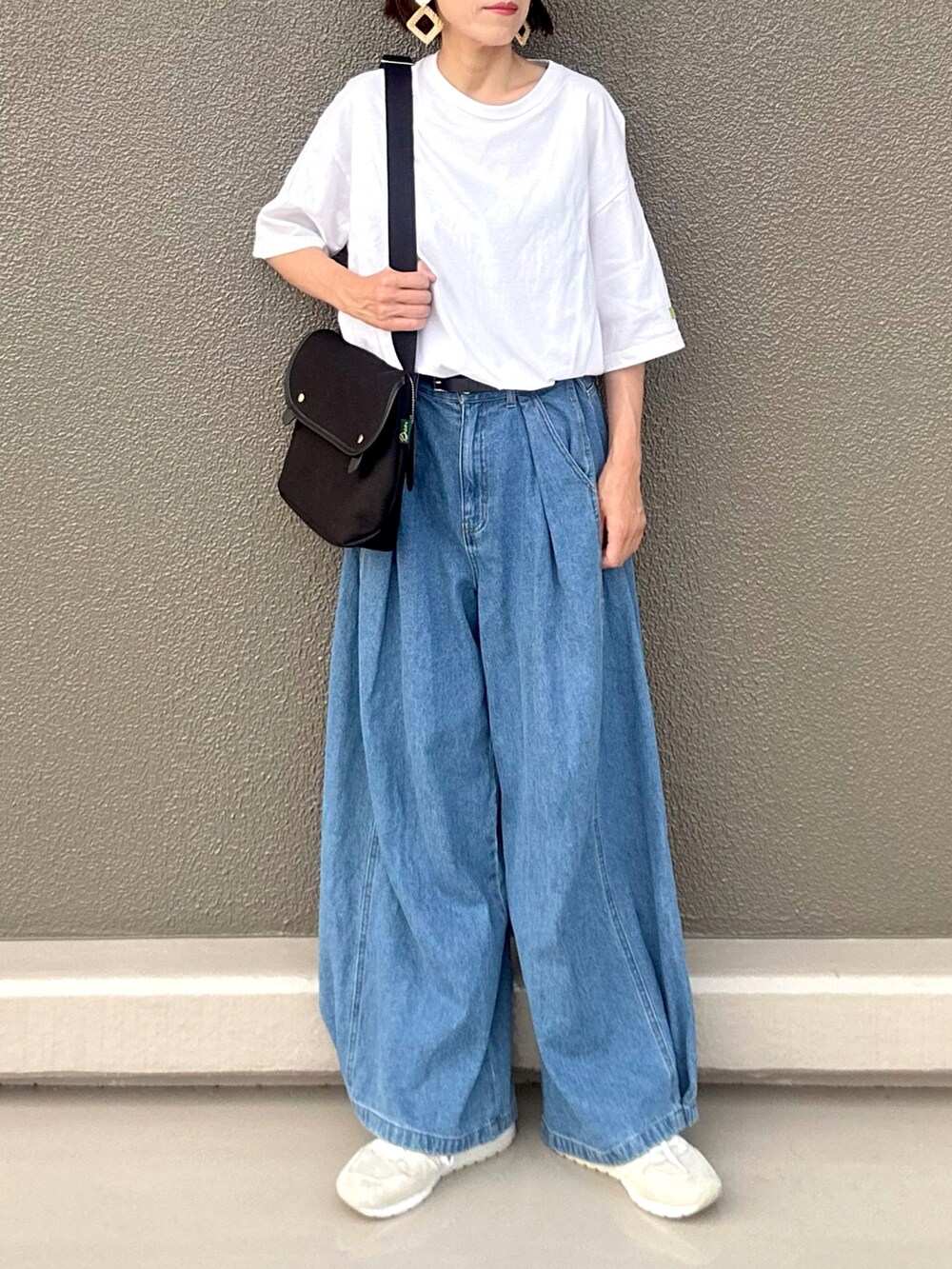 「白Tシャツ、デニム、夏コーデ、ゆるコーデ、カジュアル、ラフ、シンプルコーデ、ショルダーバッグ、スニーカー、Tシャツ、シンプル、シンプルスタイル、カジュアルコーデ、ラフコーデ、韓国ファッション」｜「BRADYのBrady | AVON（ショルダーバッグ、ブラック系）」を使った、Leecoさん（レディース・164cm）の夏コーディネートの3枚目の写真