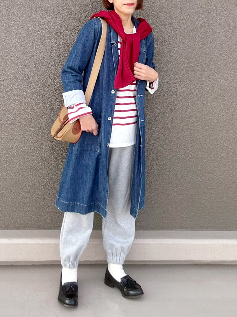 レッド系のカーディガン/ボレロ、ホワイト系のTシャツ/カットソー、ブルー系のジャケット/アウターを着用したレディースの春コーディネートの3枚目の写真