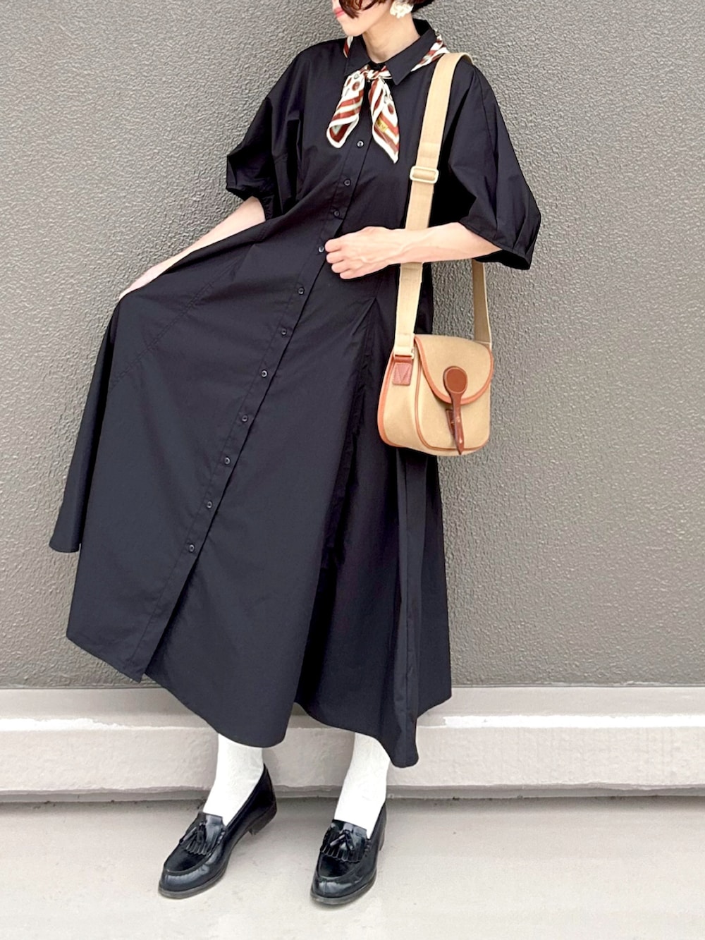 「ワンピース、ワントーンコーデ、シンプルコーデ、シンプル、モノトーン、モノトーンコーデ、ショルダーバッグ、おでかけコーデ、休日スタイル、お出かけコーデ、休日コーデ、大人ガーリー、ロングワンピース、ワンピーススタイル、スカーフ」｜「OPAQUE.CLIPのドルマンスリーブシャツワンピース【洗濯機洗い可】（ワンピース、ブラック系）」を使った、Leecoさん（レディース・164cm）の夏コーディネートの2枚目の写真