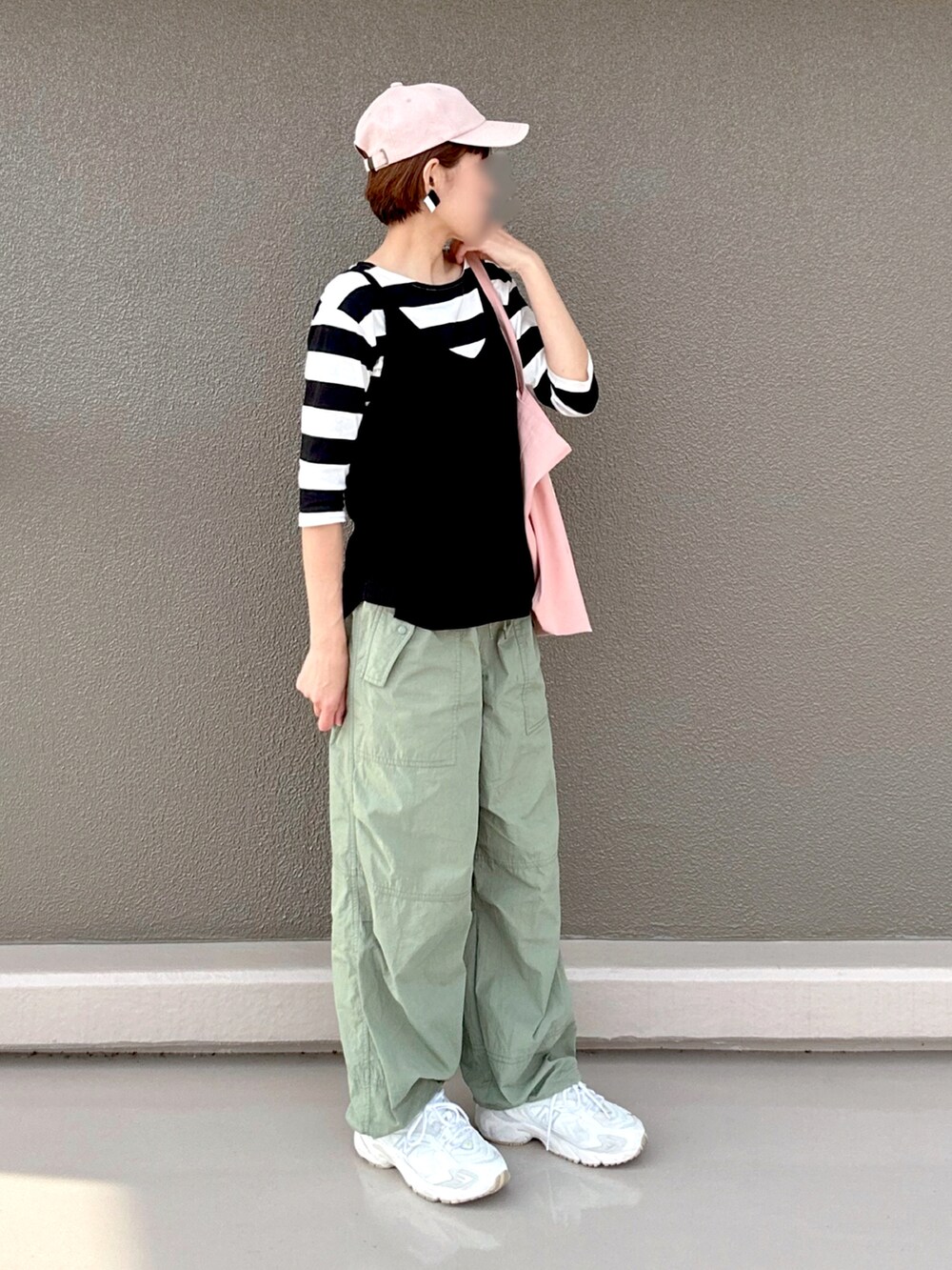 グリーン系のその他パンツ、ブラック系のトップス、ピンク系のトートバッグを着用したレディースの夏コーディネートの2枚目の写真