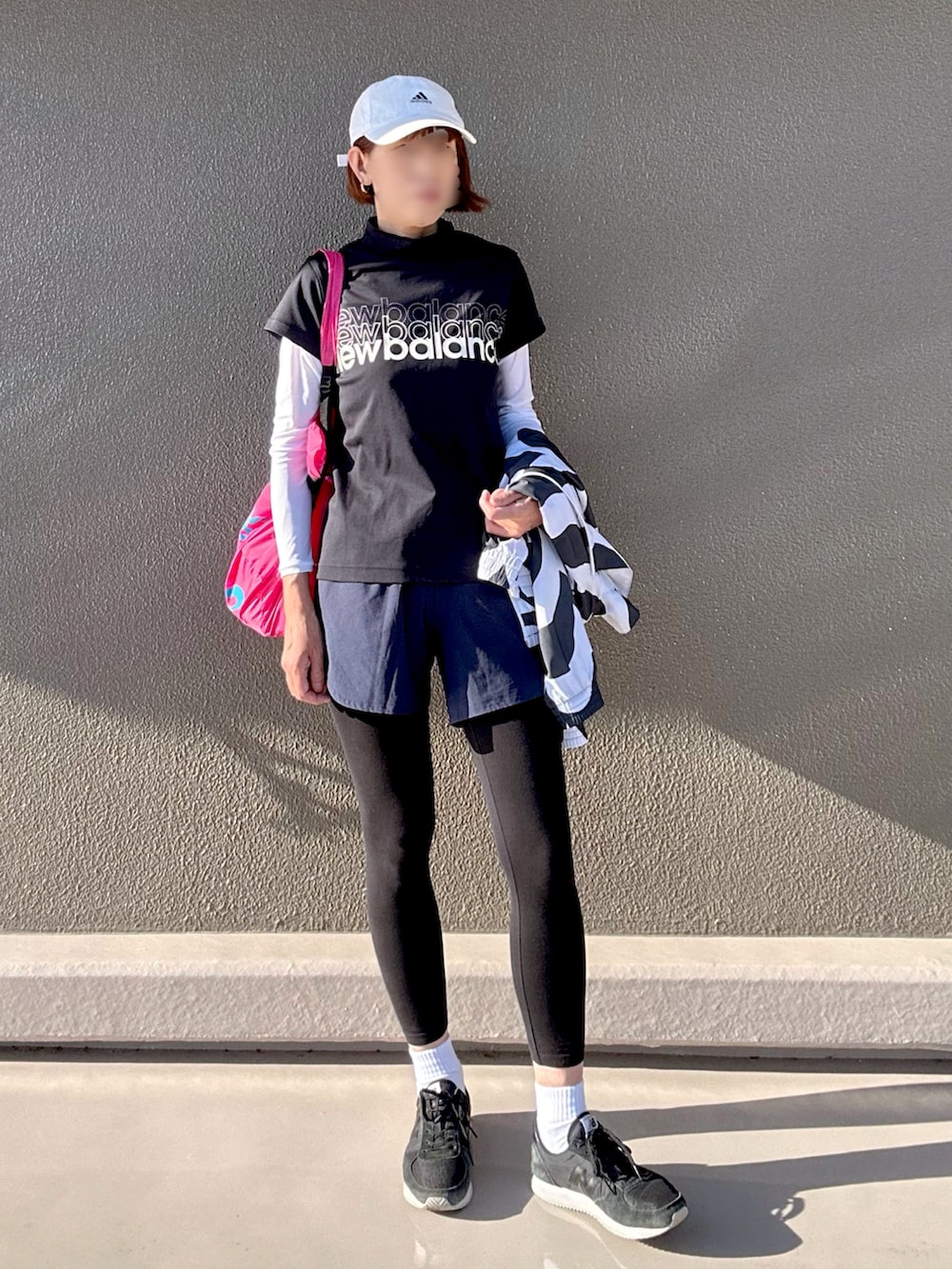 「スポーツウェア、スポーツミックス、スポーツスタイル、ゴルフ、ゴルフウェア、ゴルフコーデ、キャップ、見て下さりありがとうございます、モノトーン、ニューバランス、レイヤードスタイル、スニーカー、オトナカジュアル」｜「adidasのマリメッコ ウーブン トラックジャケット / アディダスオリジナルス（ナイロンジャケット、ブラック系）」を使った、Leecoさん（レディース・164cm）の夏コーディネートの3枚目の写真