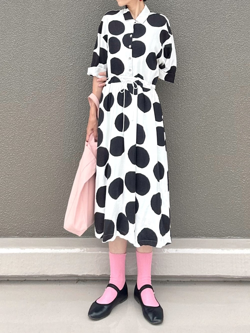 ホワイト系のワンピース、ブラック系のバレエシューズ、ピンク系のトートバッグを着用したレディースの夏コーディネートの3枚目の写真