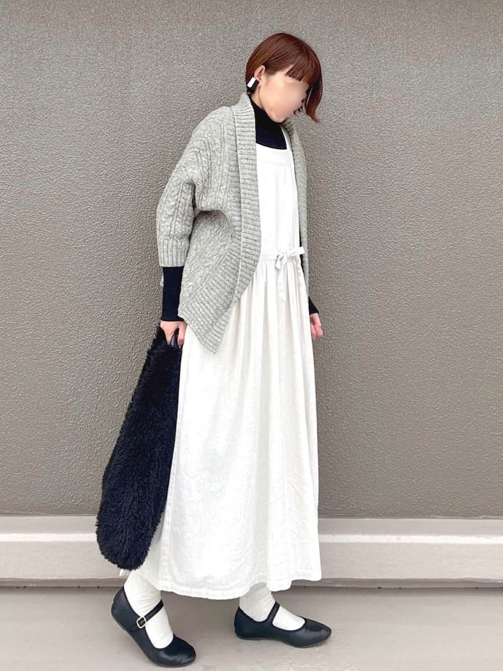 「サロペットスカート、モノトーン、モノトーンコーデ、休日スタイル、休日コーデ、バレエシューズ、ママコーデ、ママファッション、見て下さりありがとうございます、カーディガン、ニット」｜「SHEINのアイテム（ハンドバッグ、ブラック系）」を使った、Leecoさん（レディース・164cm）の冬コーディネートの2枚目の写真