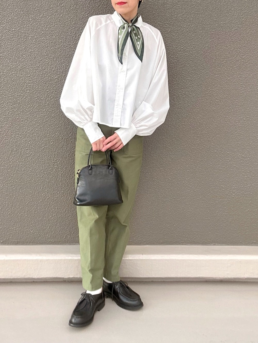 ホワイト系のシャツ/ブラウス、ブラック系のモカシン/デッキシューズ、グリーン系のその他パンツを着用したレディースの春コーディネートの3枚目の写真