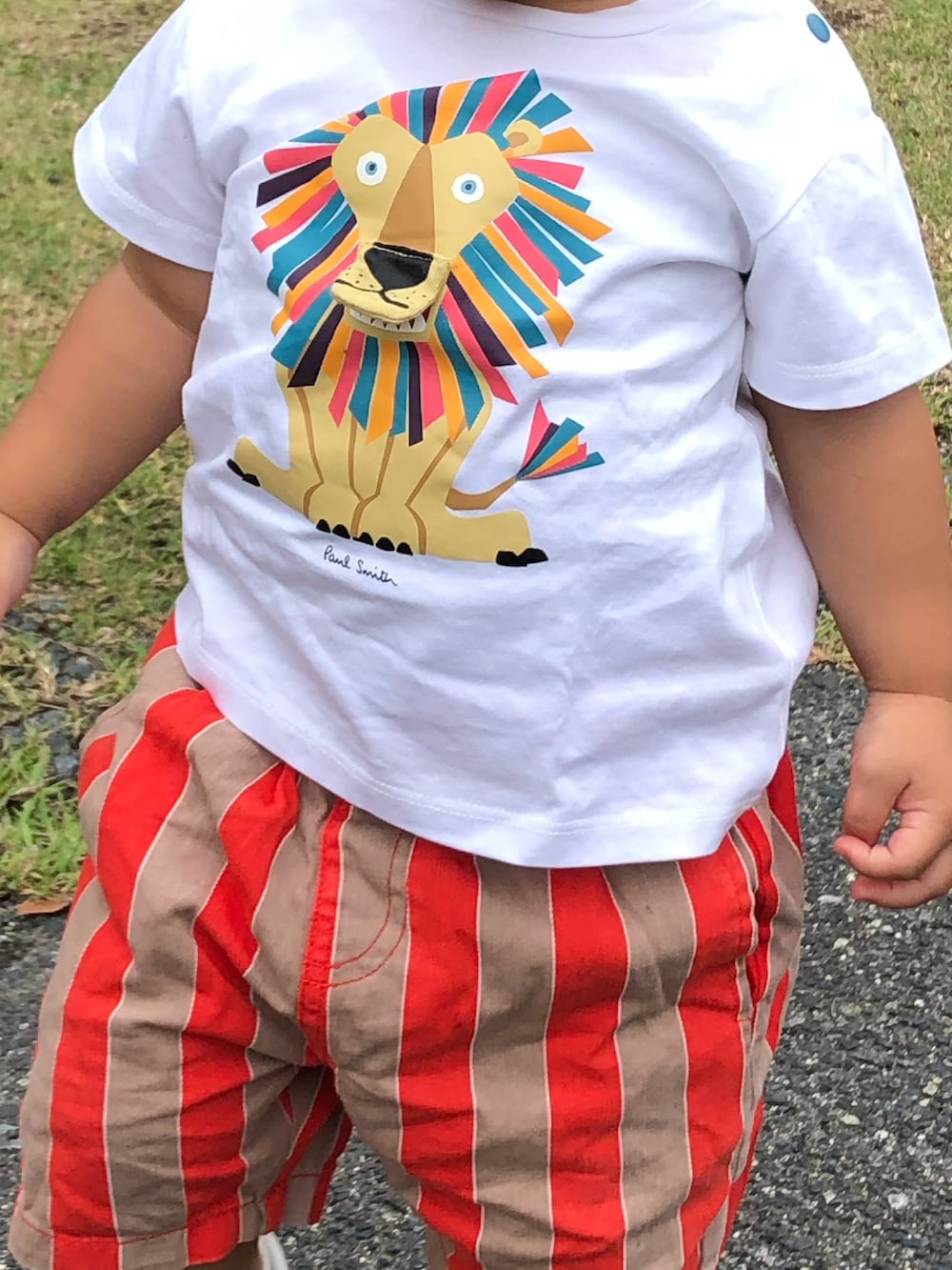 「お出かけコーデ、男の子コーデ、Tシャツコーデ、ポールスミス、一歳コーデ、個性的コーデ」｜「Paul Smithのアイテム（トップス、ホワイト系）」を使った、mogumogumaruさん（キッズ・80cm）の夏コーディネートの2枚目の写真