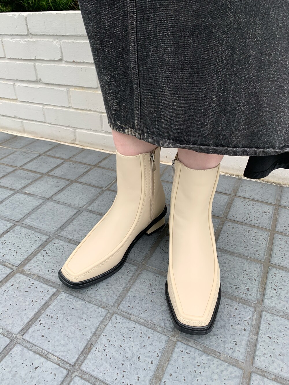 ホワイト系のブーツを着用したレディースの秋コーディネートの2枚目の写真