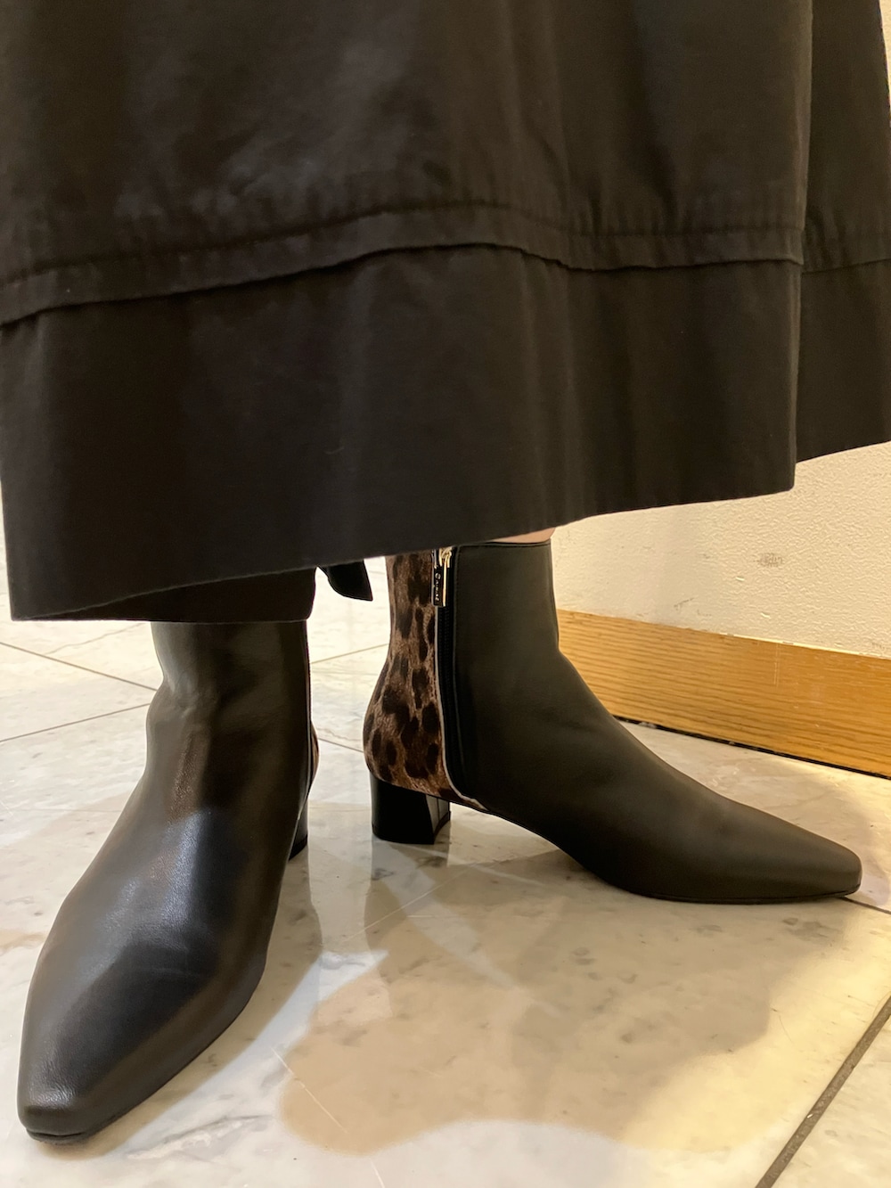 ブラック系のブーツを着用したレディースの秋コーディネートの2枚目の写真