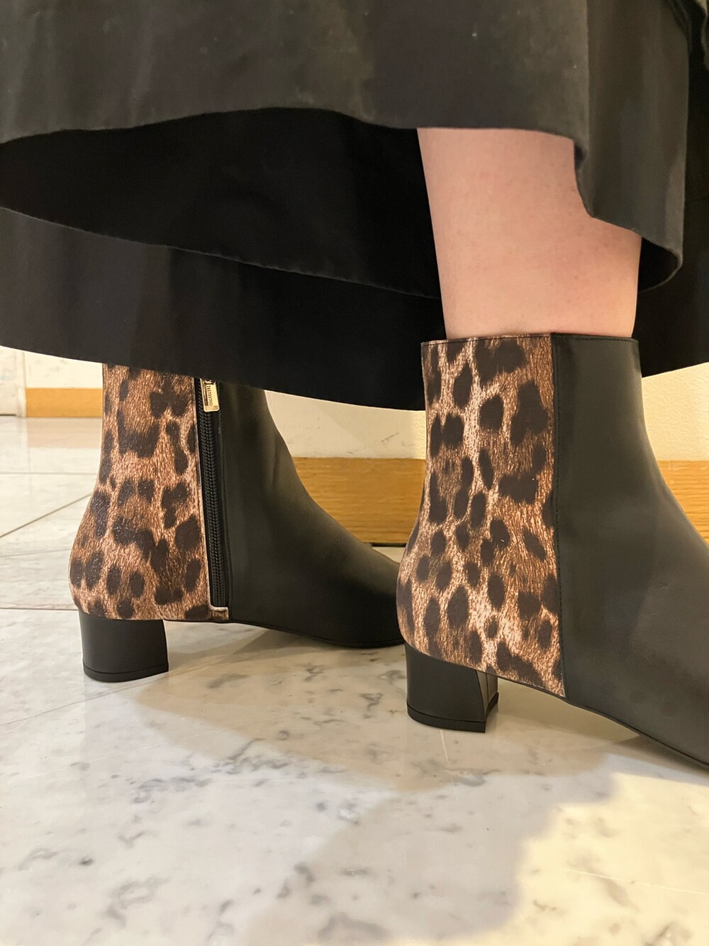 ブラック系のブーツを着用したレディースの秋コーディネートの3枚目の写真