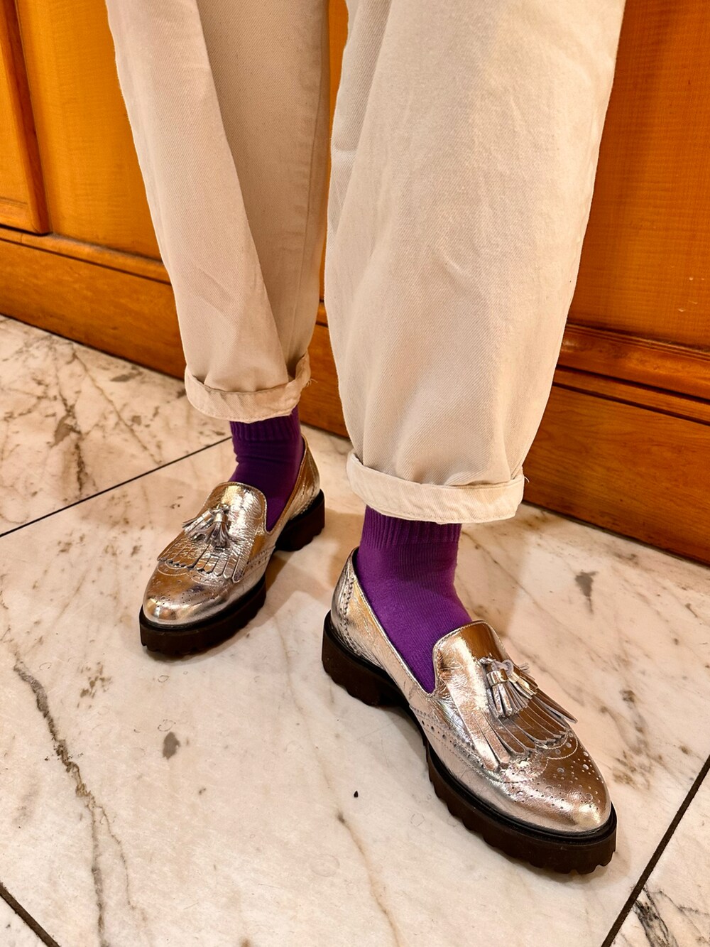 シルバー系のローファーを着用したレディースの春コーディネートの2枚目の写真