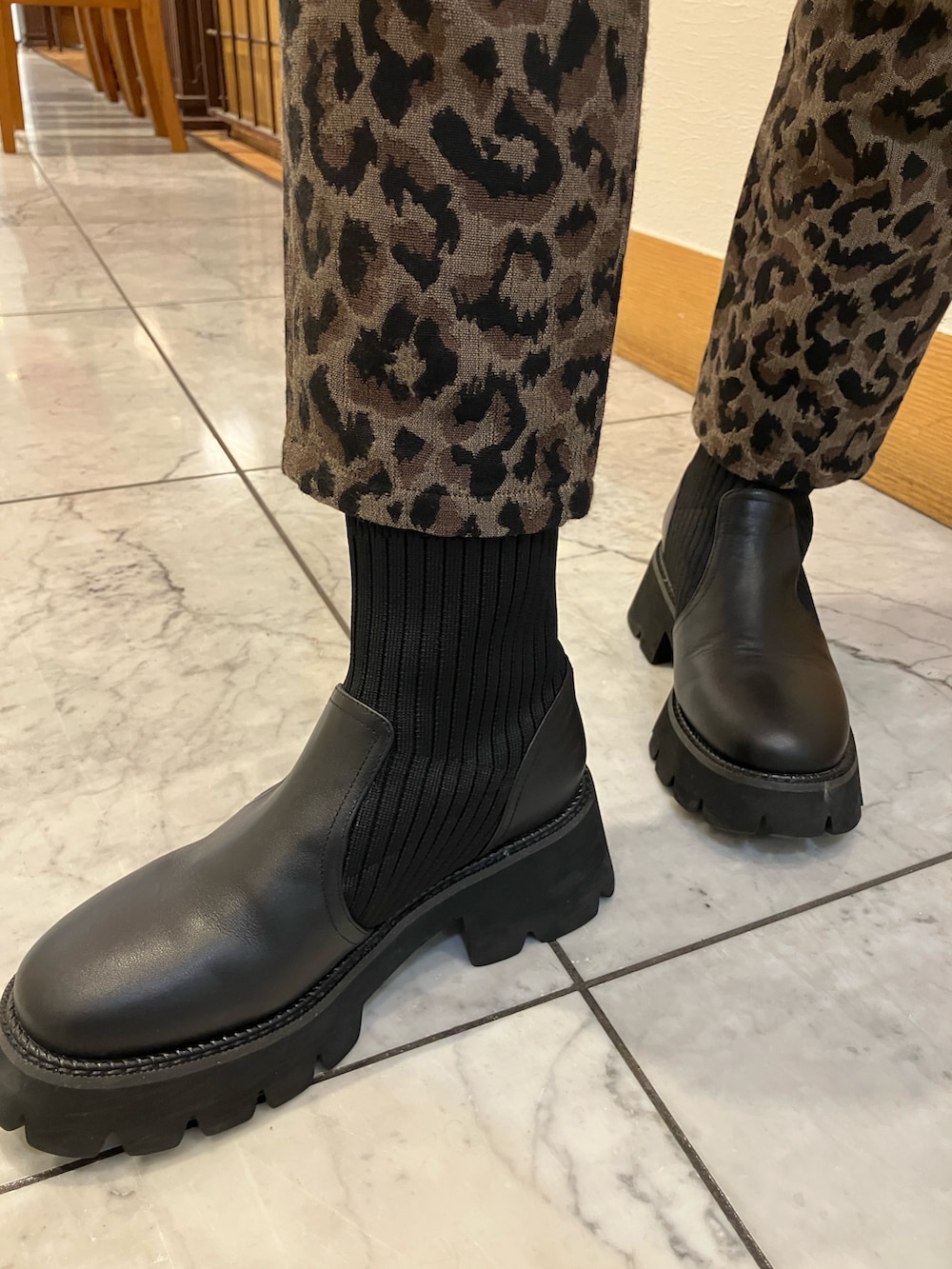 ブラック系のブーツを着用したレディースの秋コーディネートの2枚目の写真