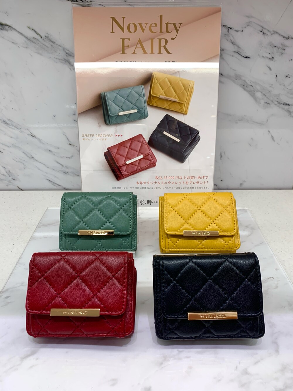 ブラック系のブーツを着用したレディースの秋コーディネートの3枚目の写真