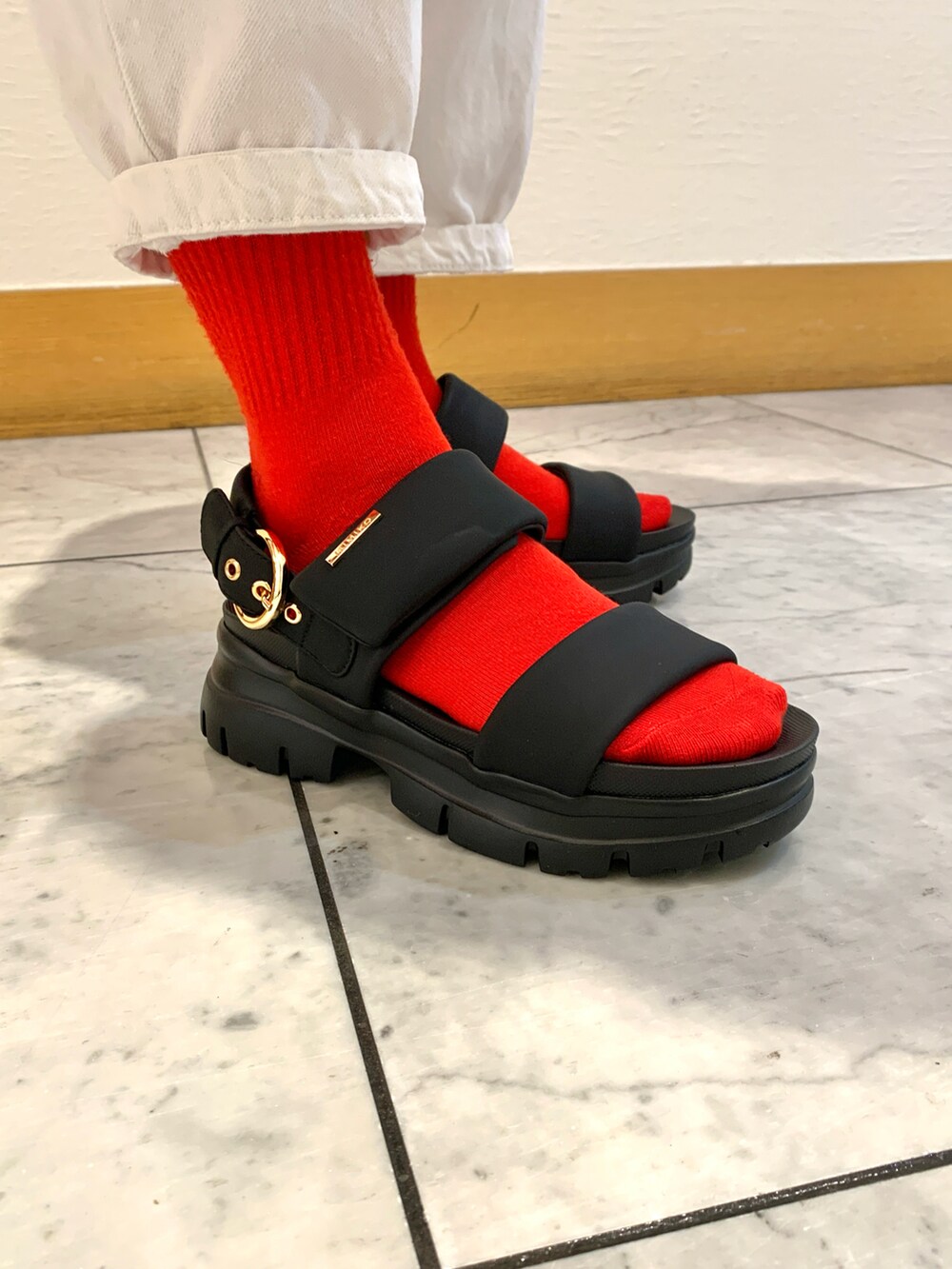 ブラック系のサンダルを着用したレディースの春コーディネートの2枚目の写真