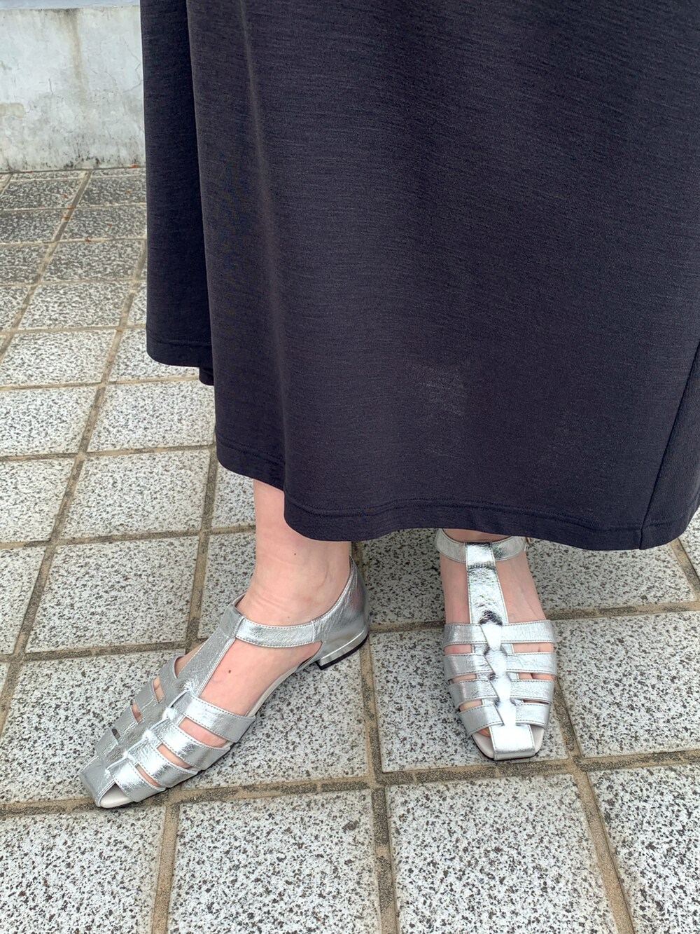 シルバー系のサンダルを着用したレディースの春コーディネートの2枚目の写真