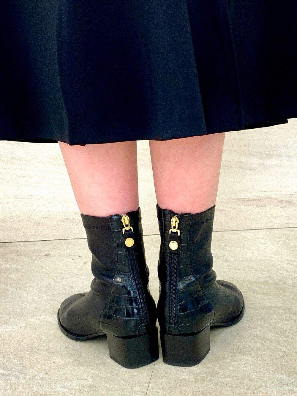 ブラック系のブーツを着用したレディースの秋コーディネートの3枚目の写真