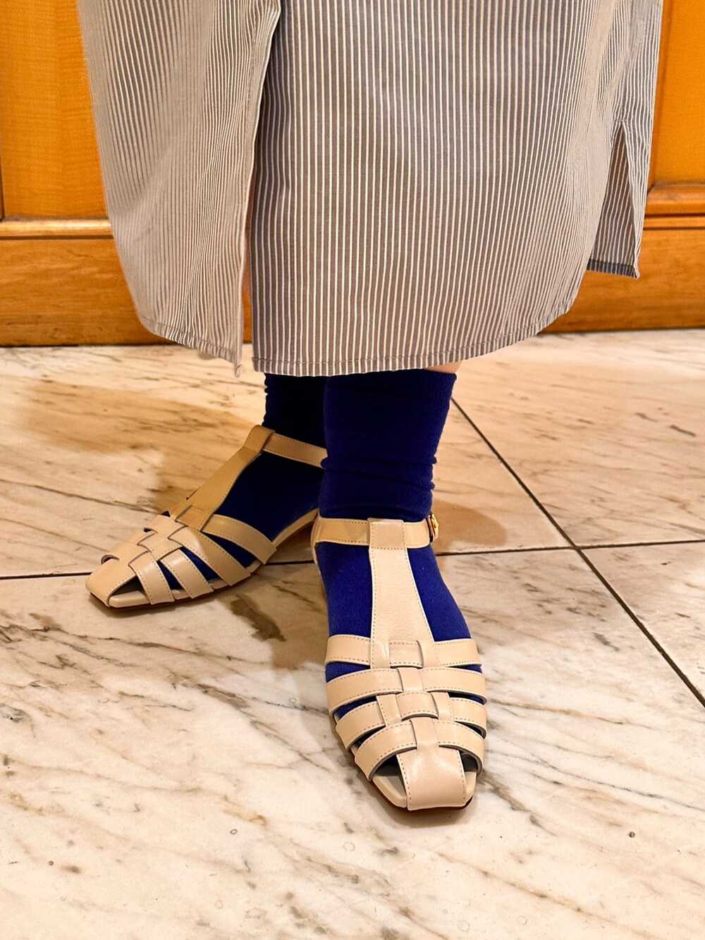 ホワイト系のサンダルを着用したレディースの春コーディネートの2枚目の写真